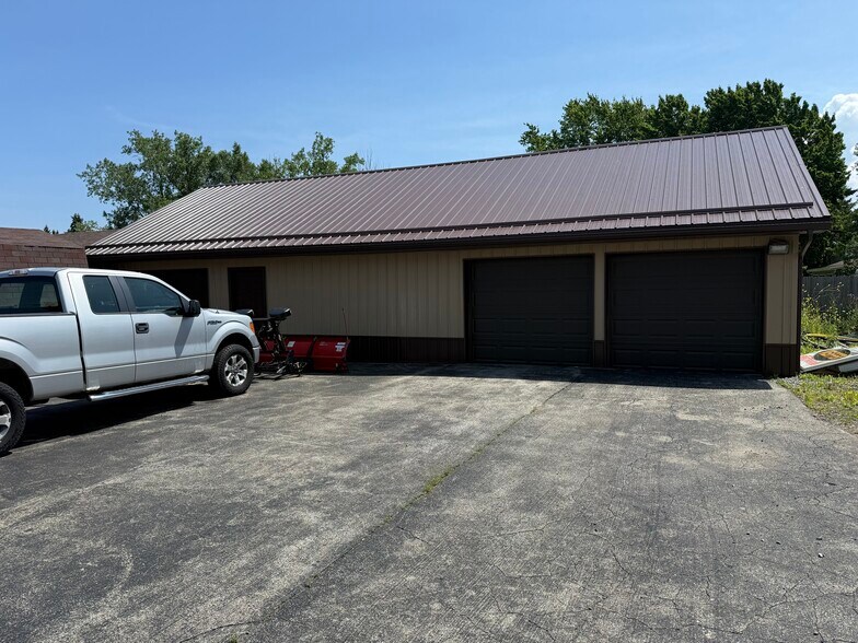 More Photos Of 4945 Southwestern Blvd, Hamburg Freestanding For Sale