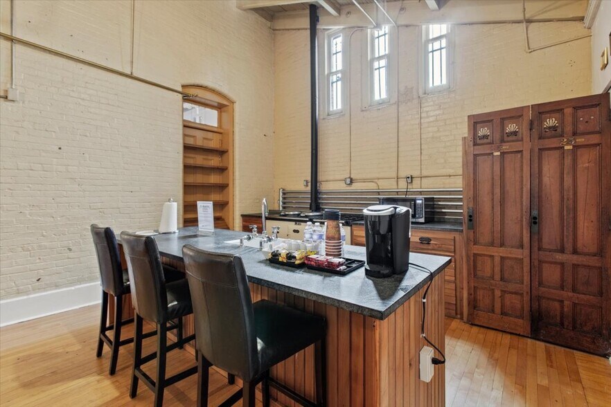 More Photos Of 49 Florida Ave, Amsterdam Hospitality For Sale