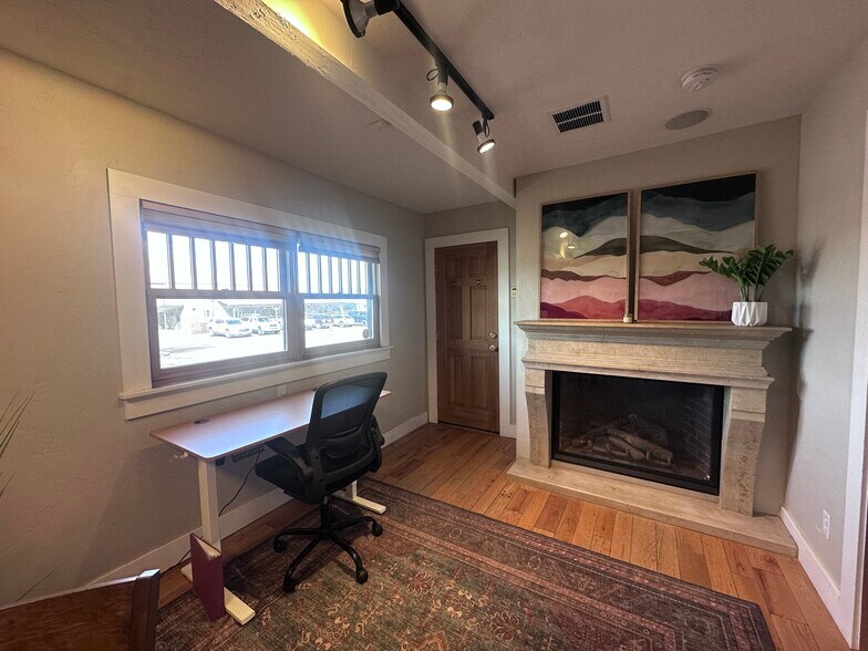 More Photos Of 208 SE Vine Ln, Bend Office For Lease