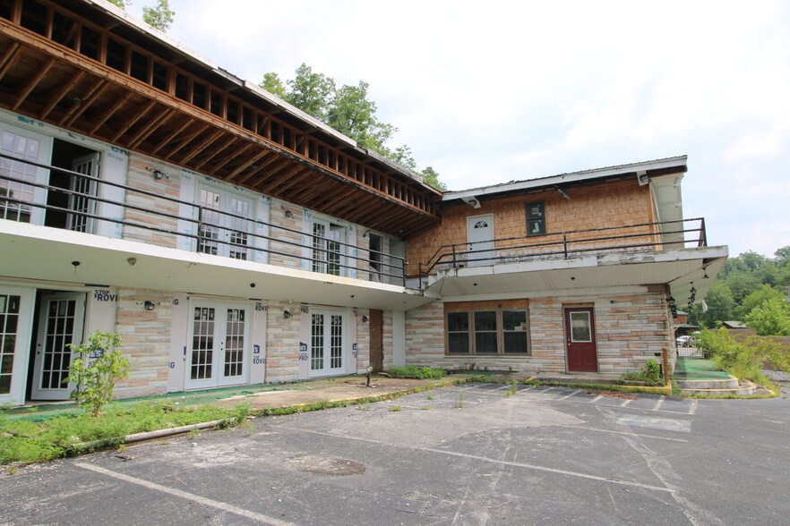 More Photos Of 11251 Highway 90, Parkers Lake Hotel For Sale