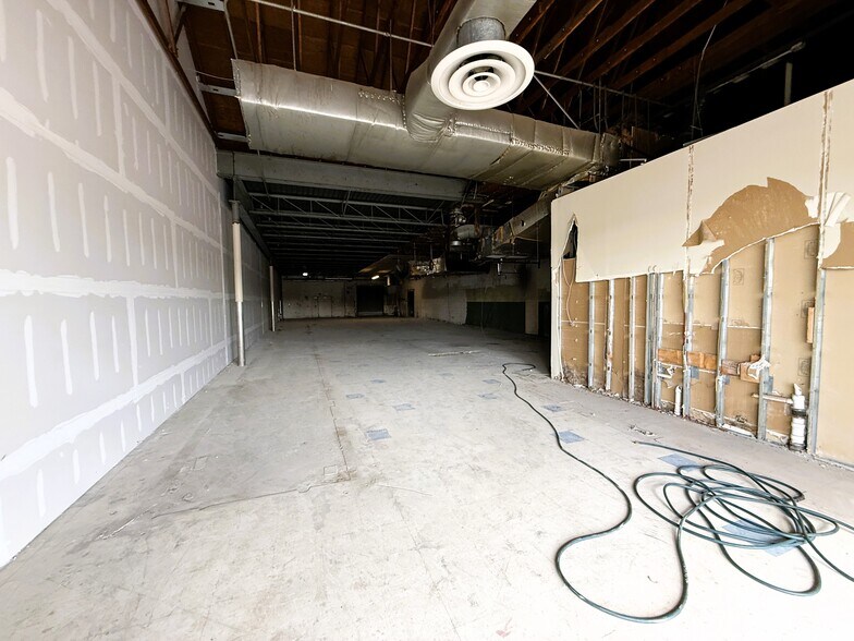 More Photos Of 11811 E 8 Mile Rd, Warren General Retail For Lease