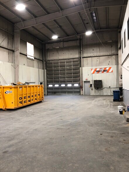 More Photos Of 3490 Manchester Tfwy, Kansas City Warehouse For Lease