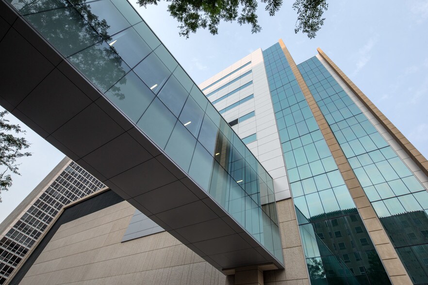 More Photos Of 2845 N Sheridan Rd, Chicago Medical For Lease