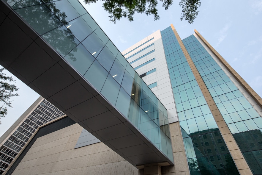 More Photos Of 331 W Surf St, Chicago Medical For Lease