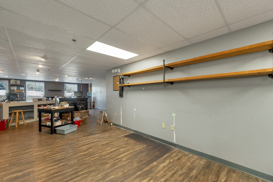 More Photos Of 45 Londonderry Tpke, Hooksett Office For Lease