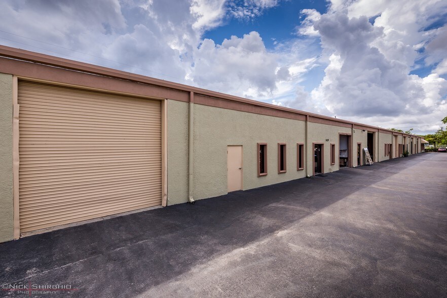 More Photos Of 1429 Don St, Naples Warehouse For Lease