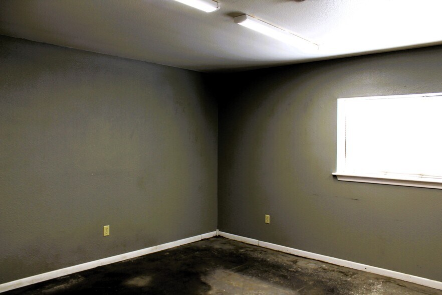 More Photos Of 1810 Barnett Dr, Weatherford Warehouse For Lease