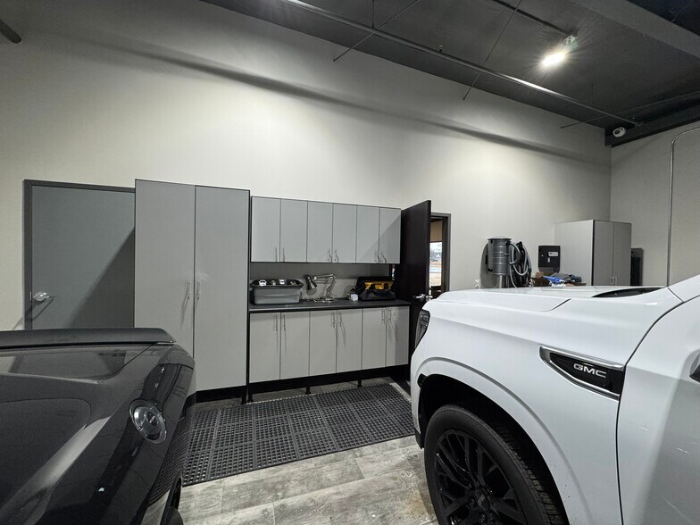 More Photos Of 645 Sandpiper Trl, Cottage Grove Warehouse For Lease