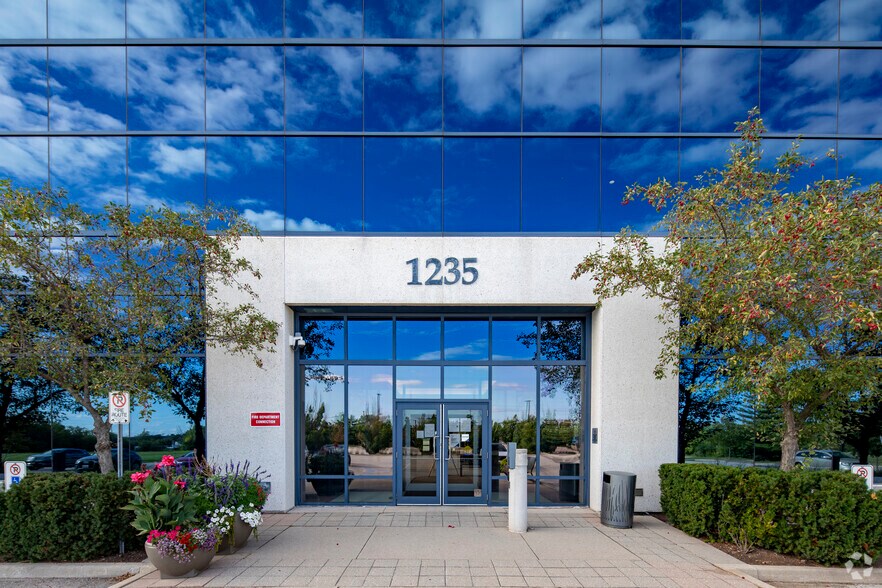 More Photos Of 1235 N Service Rd W, Oakville Office For Lease
