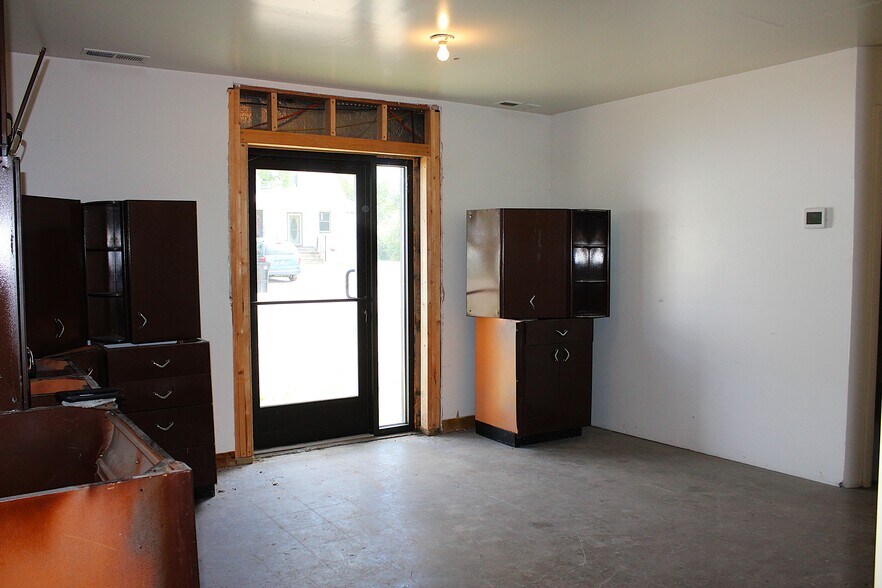 More Photos Of 404 S Anderson Ave, Glendive Distribution For Sale