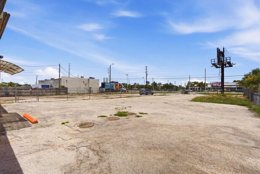 More Photos Of 8710 E Colonial Dr, Orlando Auto Dealership For Lease