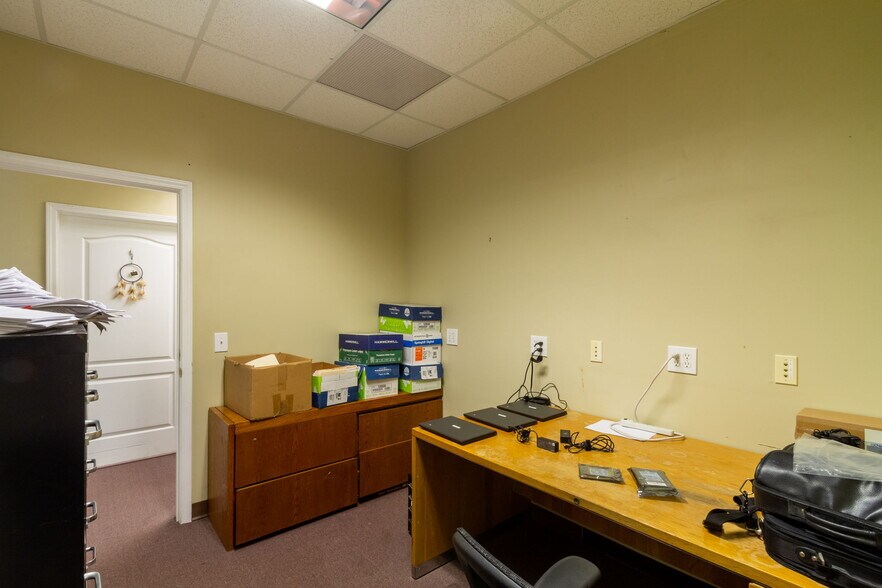 More Photos Of 94 E Crogan St, Lawrenceville Office For Lease