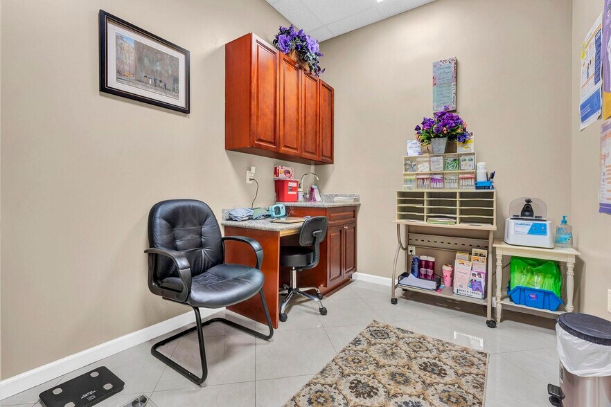 More Photos Of 1757 N University Dr, Pembroke Pines Storefront Retail Office For Lease