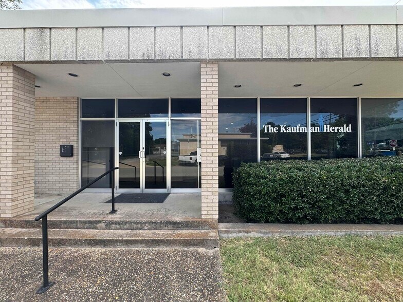 More Photos Of 300 N Washington St, Kaufman Office For Lease