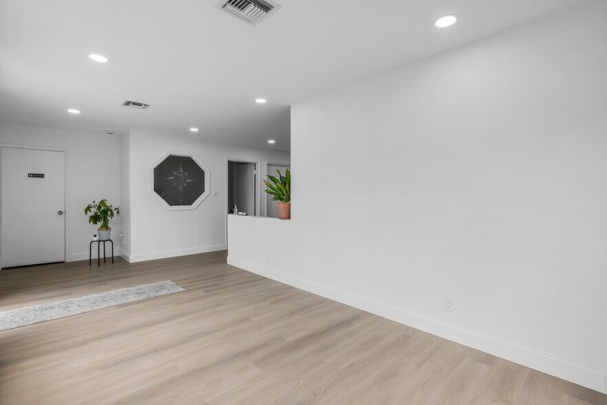 More Photos Of 4625 SE Dixie Hwy, Stuart Office For Sale