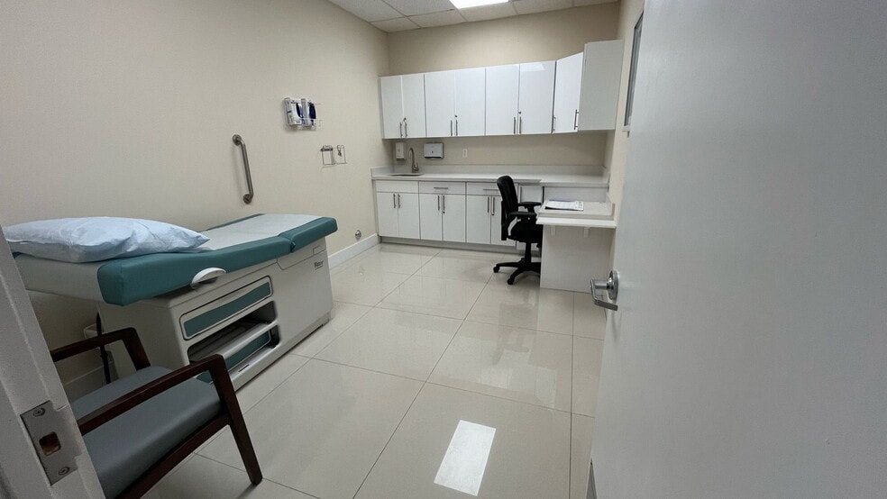 More Photos Of 400-488 NE 125th St, North Miami General Retail For Lease