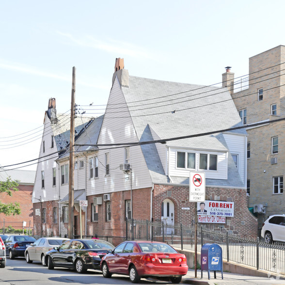 Primary Photo Of 14701 41st Ave, Flushing Coworking Space