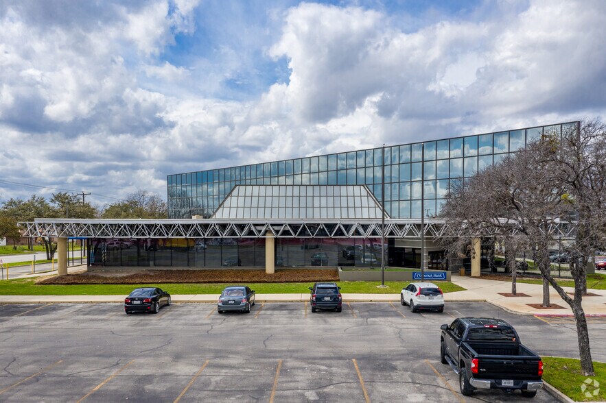More Photos Of 403 S WW White Rd, San Antonio Office For Sale