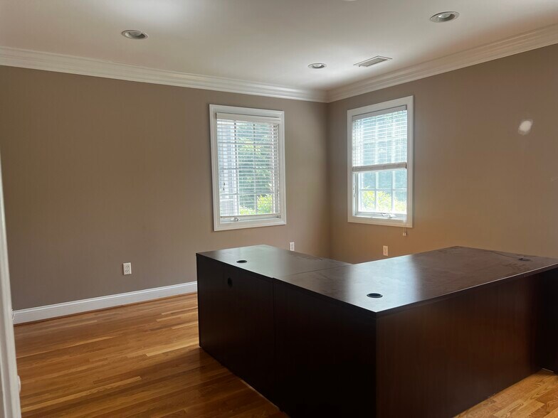 More Photos Of 5604 Starkey Rd, Roanoke Medical For Sale