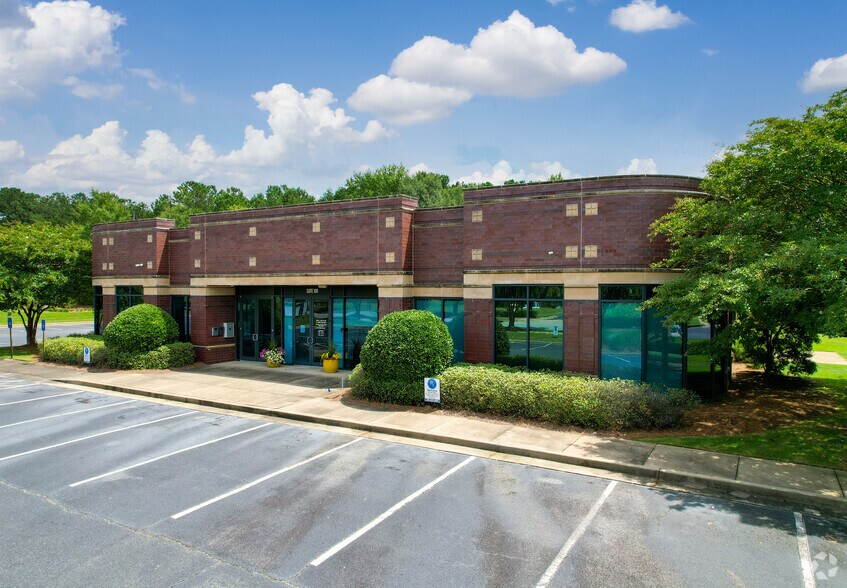 More Photos Of 7270 N Lake Dr, Columbus Medical For Lease