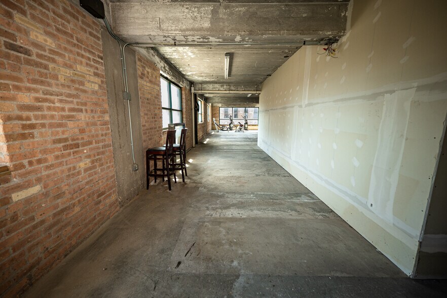 More Photos Of 100 Main St, Dubuque Flex For Sale