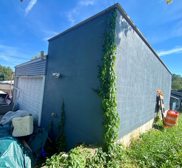 More Photos Of 330-336 E Main St, Twin Lakes General Retail For Lease