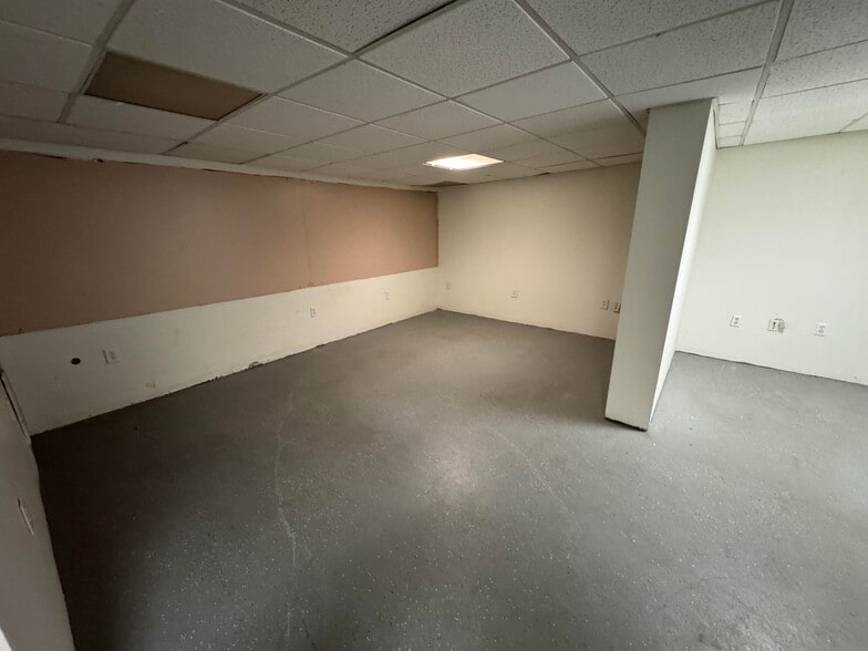 More Photos Of 205 Brick Kiln Rd, Winchester Warehouse For Sale