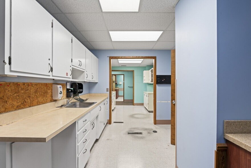More Photos Of 1515 S 19th St, Elwood Office For Sale