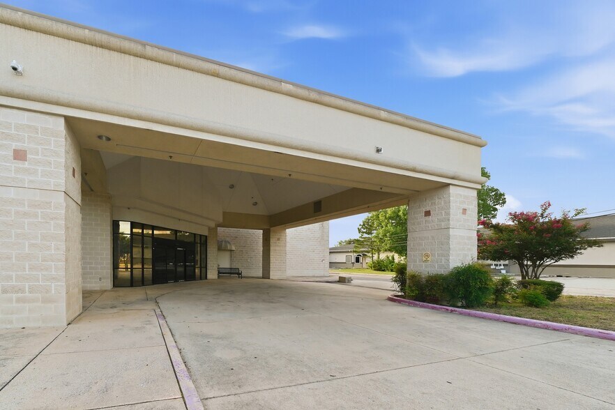 More Photos Of 7400 Barlite Blvd, San Antonio Medical For Lease