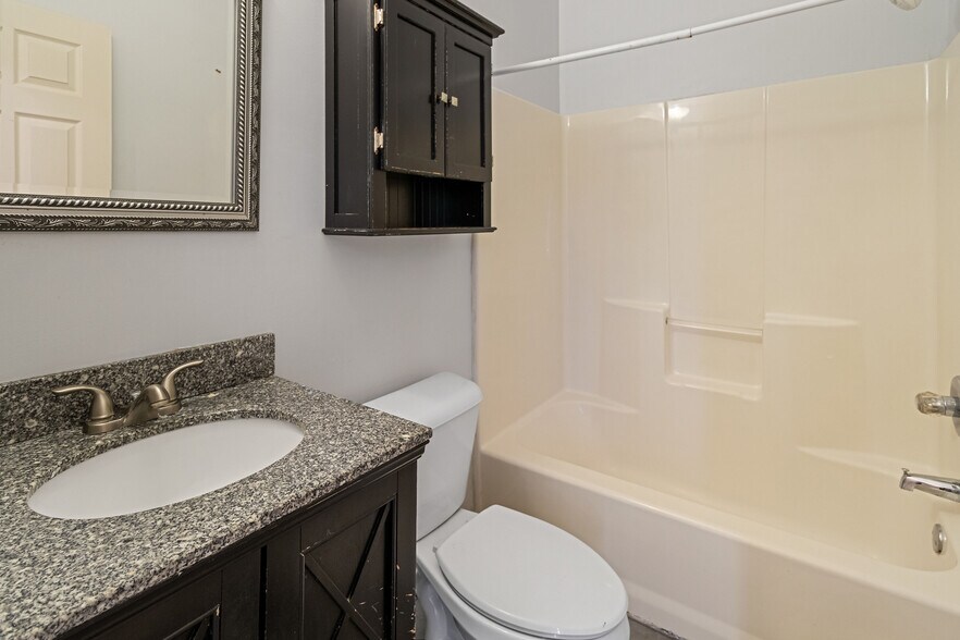 More Photos Of 960 Curry Pl, Macon-Bibb Healthcare For Sale