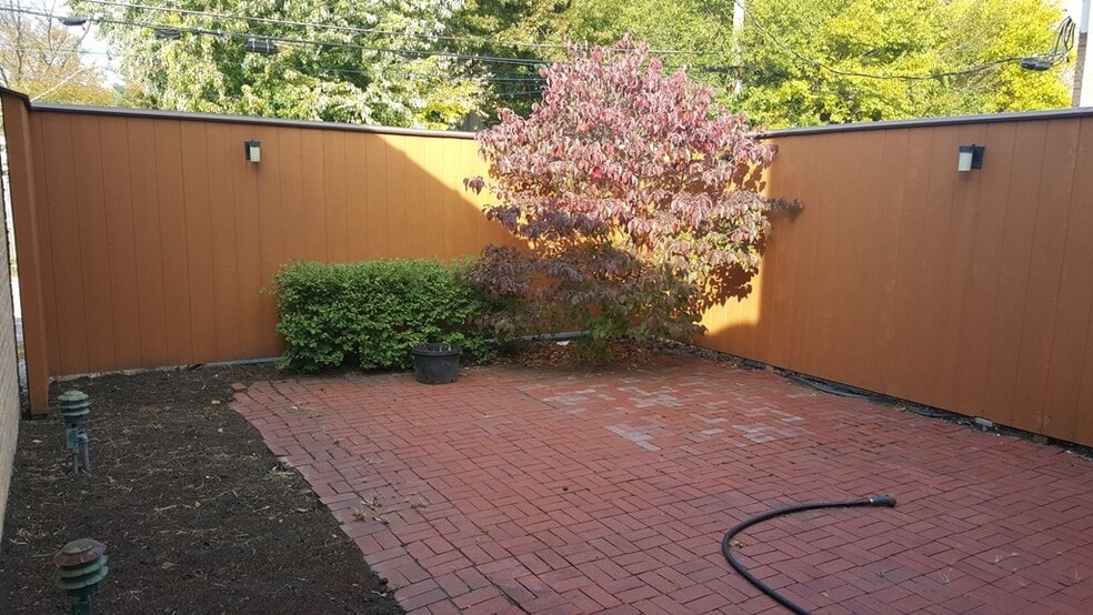More Photos Of 1727 Howard St, Evanston Freestanding For Sale