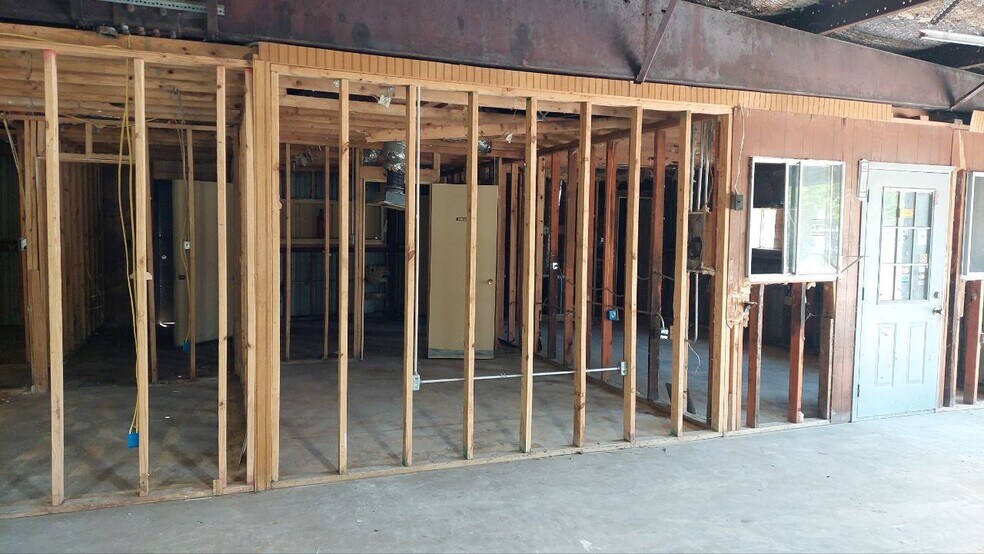 More Photos Of 610 New York St, Navasota Flex For Lease