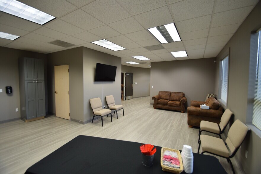 More Photos Of 63820 Clausen Rd, Bend Light Distribution For Lease