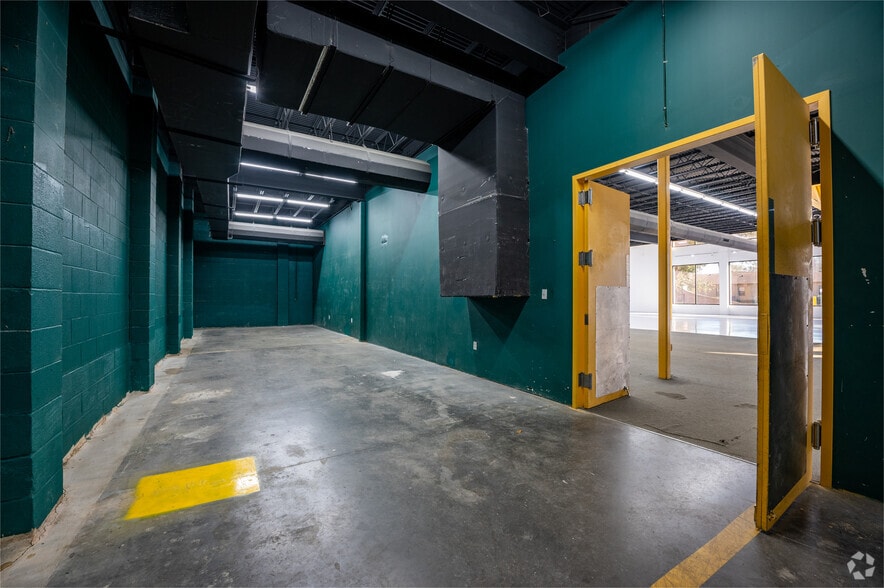 More Photos Of 8904 Regents Park Dr, Tampa Freestanding For Lease