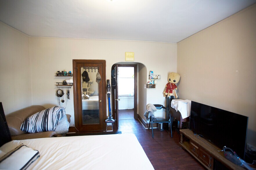 More Photos Of 49 Franklin St, Belleville General Retail For Sale