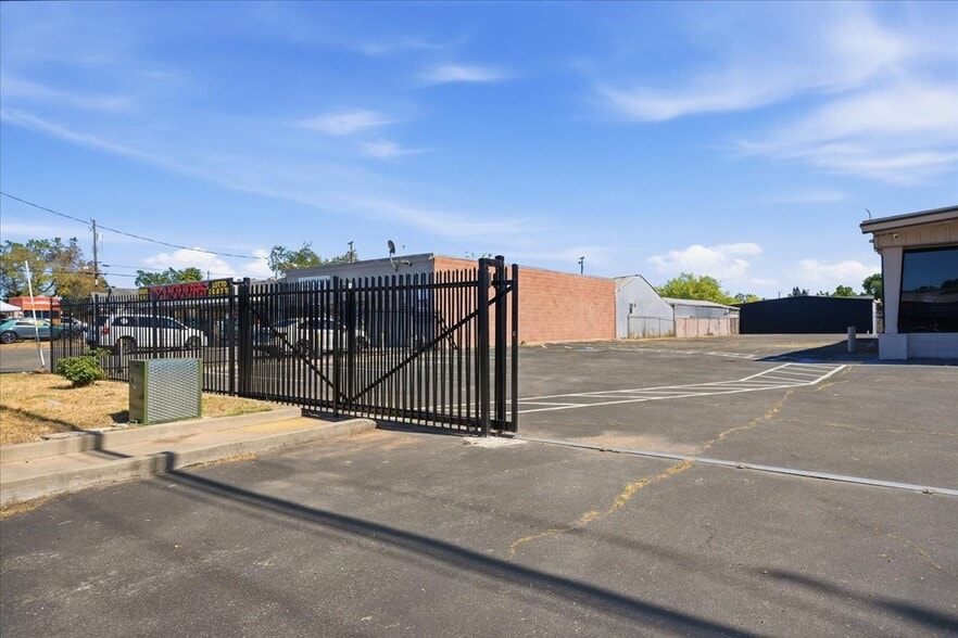 More Photos Of 4554 Auburn Blvd, Sacramento Auto Dealership For Sale