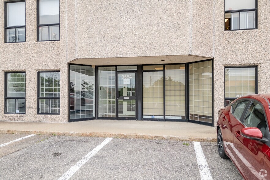 More Photos Of 3580-3680 Boul Poirier, Montréal Light Distribution For Lease