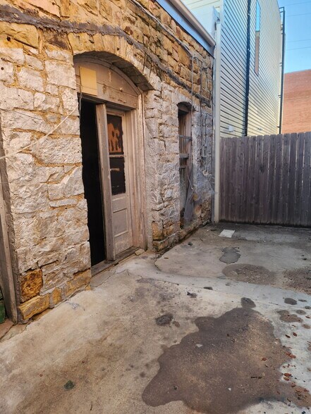 More Photos Of 125 W Main St, Ardmore Storefront For Lease