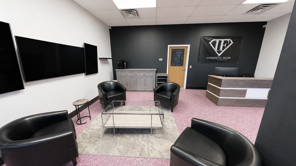 More Photos Of 2605 W Storage Parkway Rd, Rogers Flex For Lease