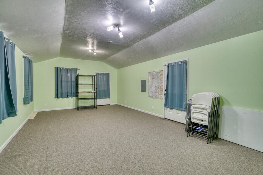 More Photos Of 212 S Tammye Ln, Madisonville Office For Sale