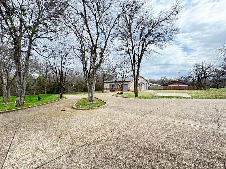 More Photos Of 703 Main St, Lake Dallas Showroom For Sale