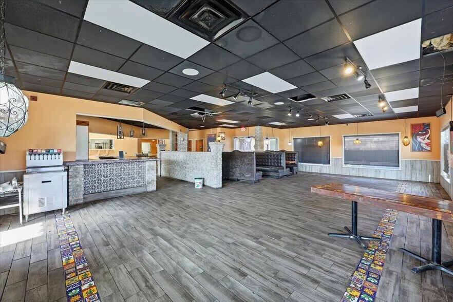 More Photos Of 127 S Pearson Rd, Jackson Fast Food For Lease