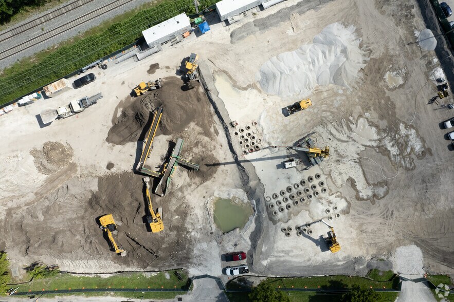 More Photos Of 17071 W Dixie Hwy, North Miami Beach Office For Lease