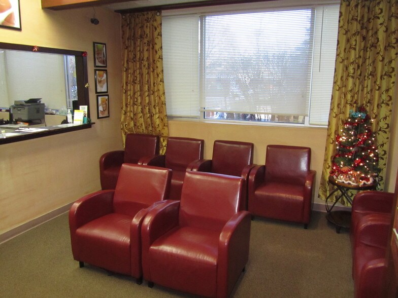 More Photos Of 1 Tiffany Pt, Bloomingdale Medical For Sale