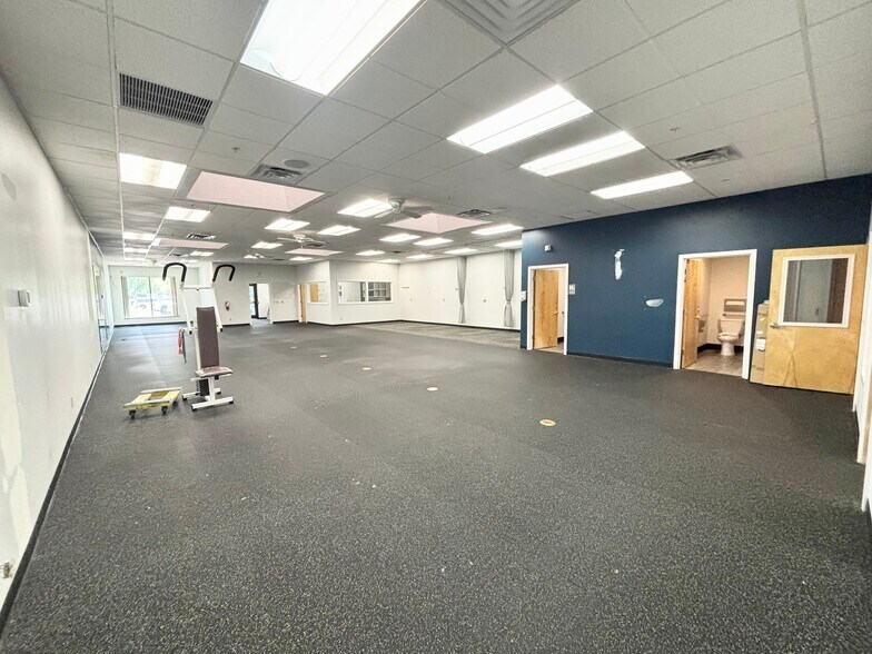 More Photos Of 1251 E McAndrews, Medford Restaurant For Lease