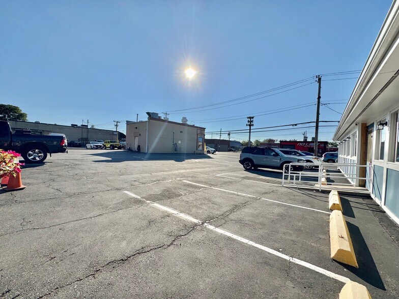 More Photos Of 4257 Austin Blvd, Island Park General Retail For Sale