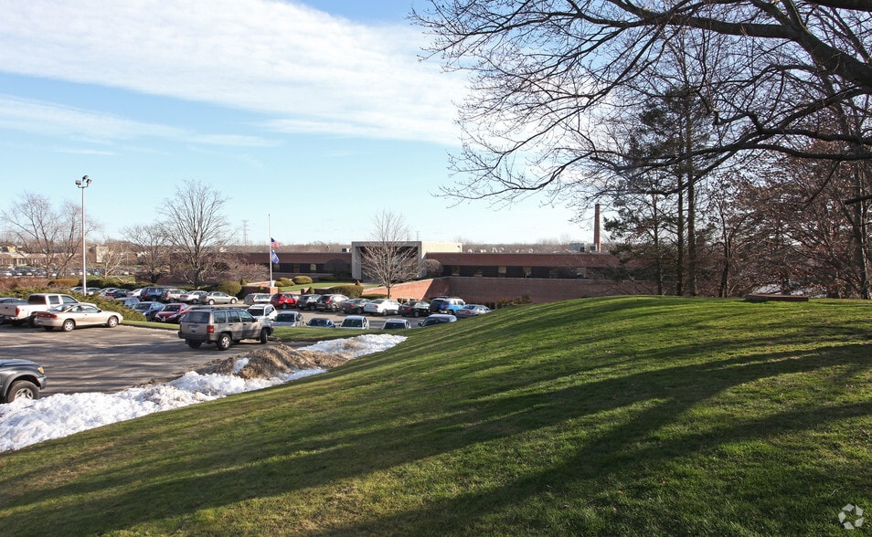 More Photos Of 92 Deerfield Rd, Windsor Unknown For Lease