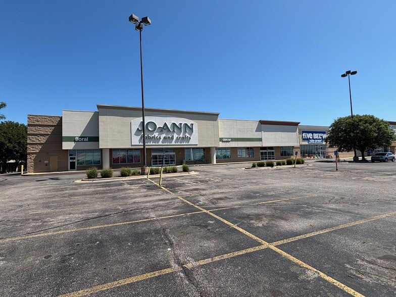 More Photos Of 6920-6930 W Kellogg Dr, Wichita Freestanding For Lease