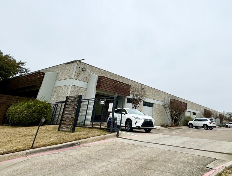 More Photos Of 10606 Shady Trl, Dallas Showroom For Sale