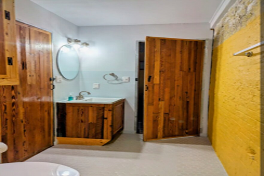 More Photos Of 828 E 15th St, Brownsville Office For Sale